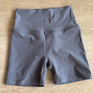Beyond Yoga Spacedye Keep Pace 5” Biker Shorts in Cloud Gray Heather